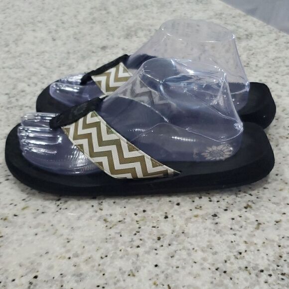 Yellow Box, Gold Chevron sandals, size 8 - Picture 3 of 7